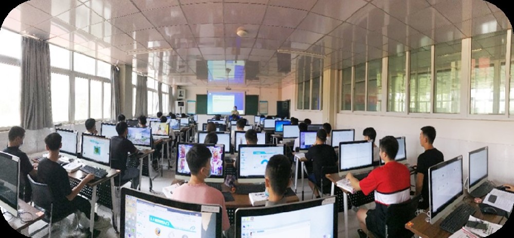Web前端開(kāi)發(fā)實(shí)訓(xùn)室.jpg